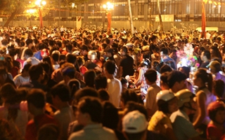Biển người chen chân ra về sau khi xem xong pháo hoa